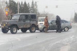 На пензенском перекрестке легковушка не разъехалась с УАЗиком
