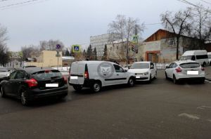 В Пензе два авто столкнулись на перекрестке и перекрыли дорогу