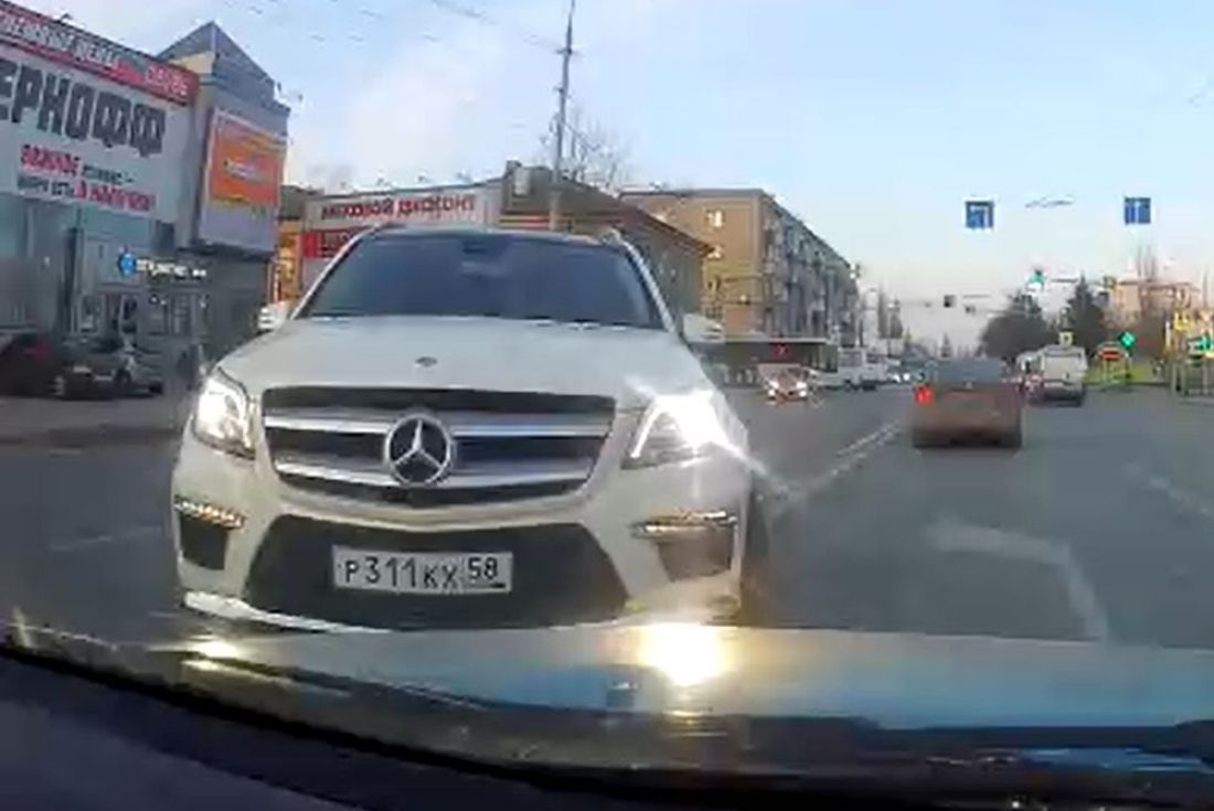 В центре Пензы водителя дорогой иномарки «прокатили» с поворотом. Видео