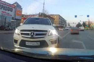 В центре Пензы водителя дорогой иномарки «прокатили» с поворотом. Видео
