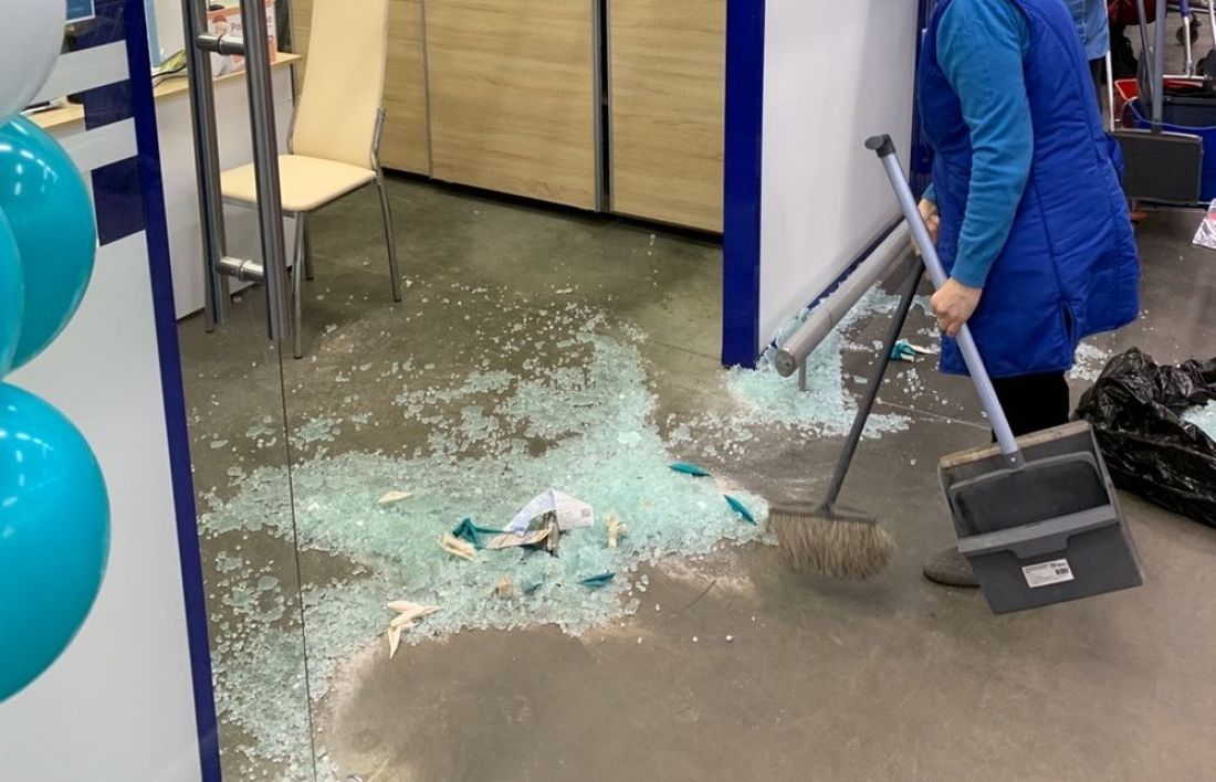 В торговом центре Пензы покупателей напугала рассыпавшаяся стеклянная дверь