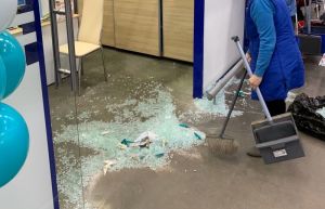 В торговом центре Пензы покупателей напугала рассыпавшаяся стеклянная дверь