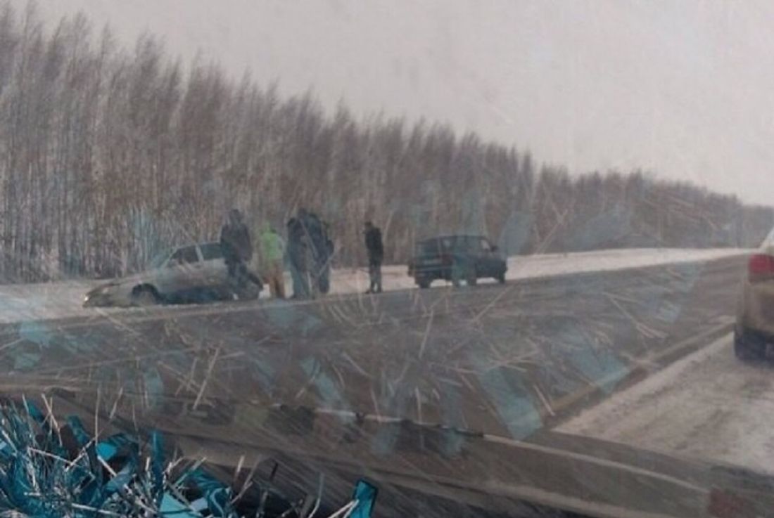 В Пензенской области с обледеневшей трассы слетел автомобиль