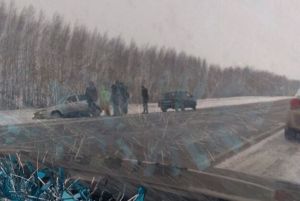 В Пензенской области с обледеневшей трассы слетел автомобиль