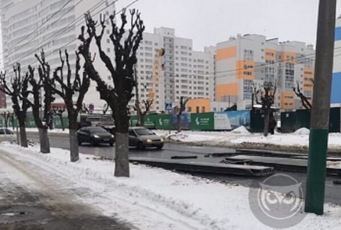 В Пензе упавшие с длинномера плиты создали аварийную ситуацию на дороге