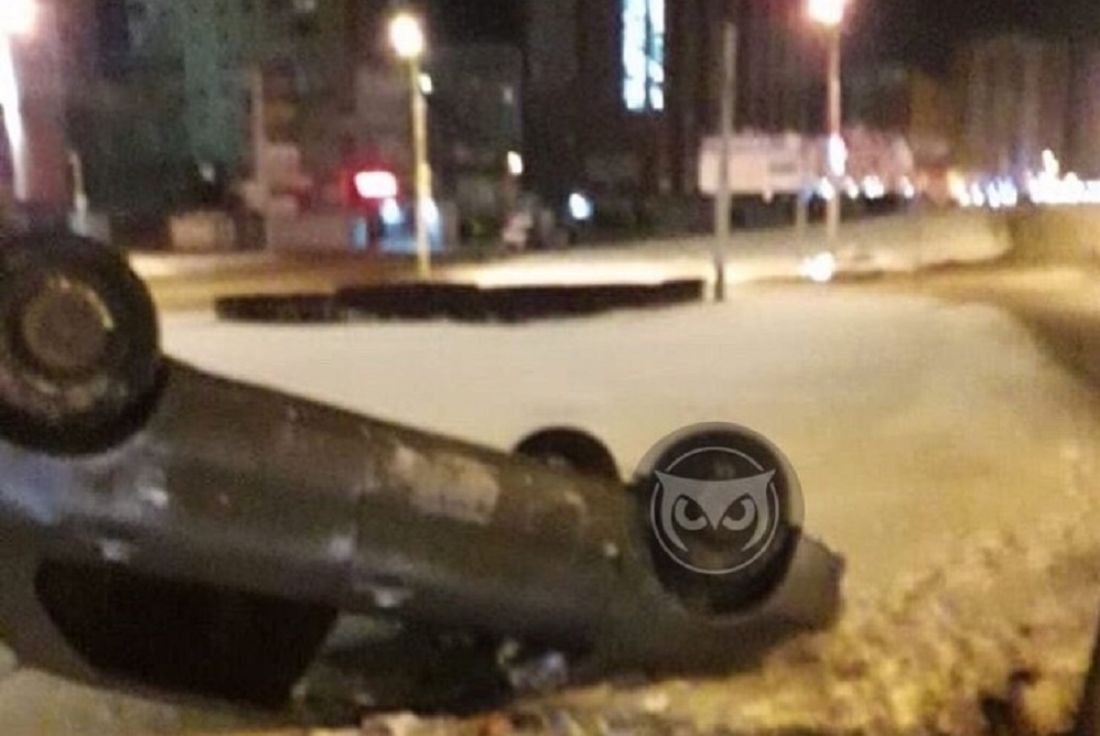 В Пензе возле торгового центра машина снесла светофор и перевернулась