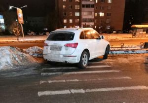 Пензенских автолюбителей возмутила парковка машины на «зебре»