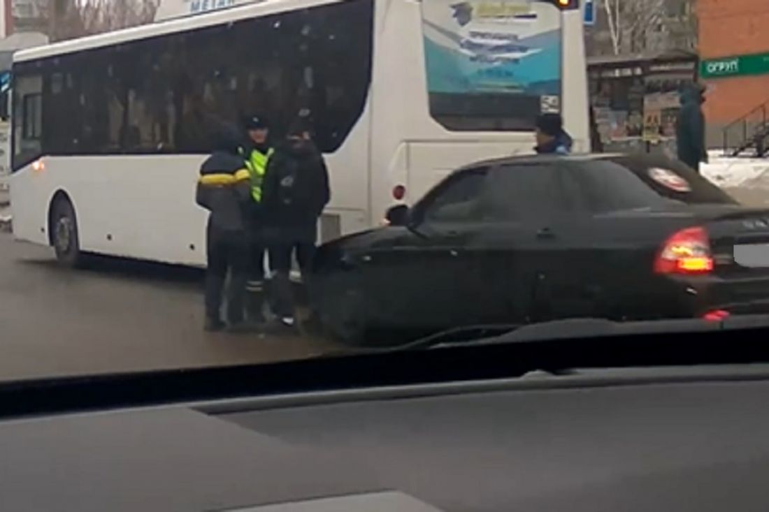 В Пензе на остановке легковушка врезалась в автобус. Видео