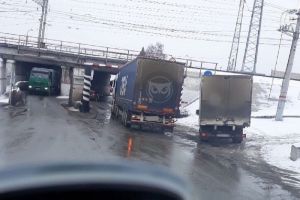 Перед «мостом дураков» в Пензе фура снесла «новенькие столбы»