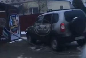 В пензенских Ахунах «Нива» снесла знак около остановки. Видео