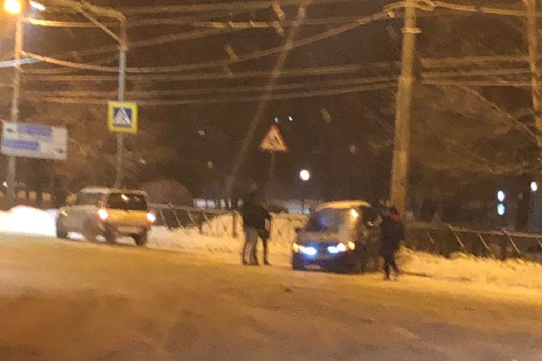 Появились подробности ДТП с машиной, врезавшейся в ограждение в Пензе