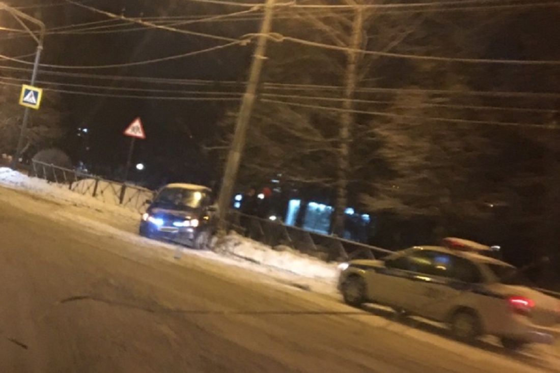 В Пензе легковушка «залезла» на сугроб