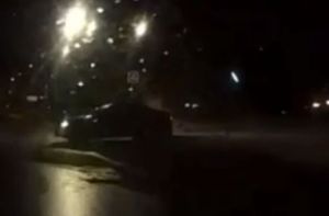 На видео попало, как в центре Пензы водитель уходит в неконтролируемый занос