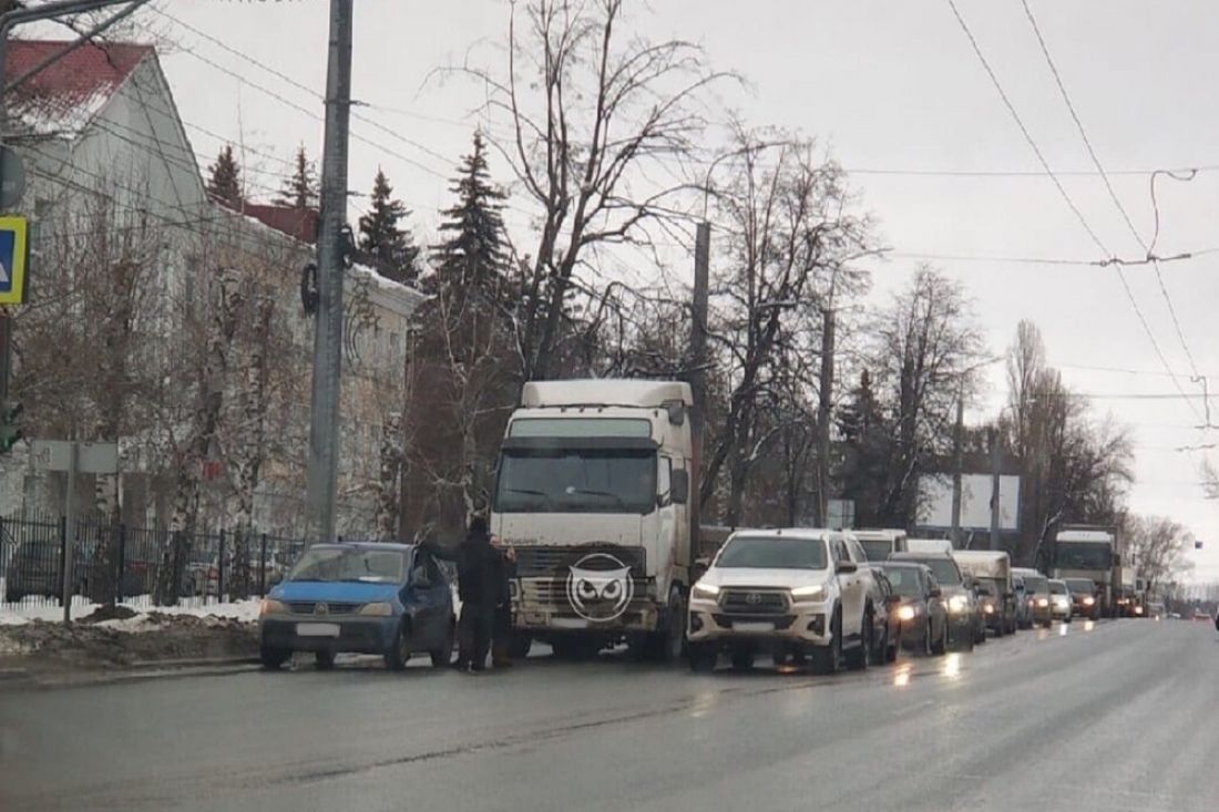 На улице Гагарина в Пензе большегруз врезался в легковушку