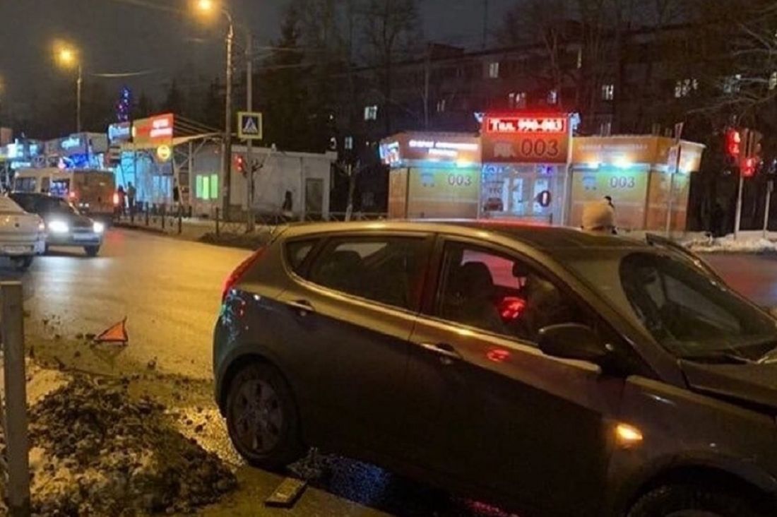 На Южной поляне иномарке искорежило переднюю часть