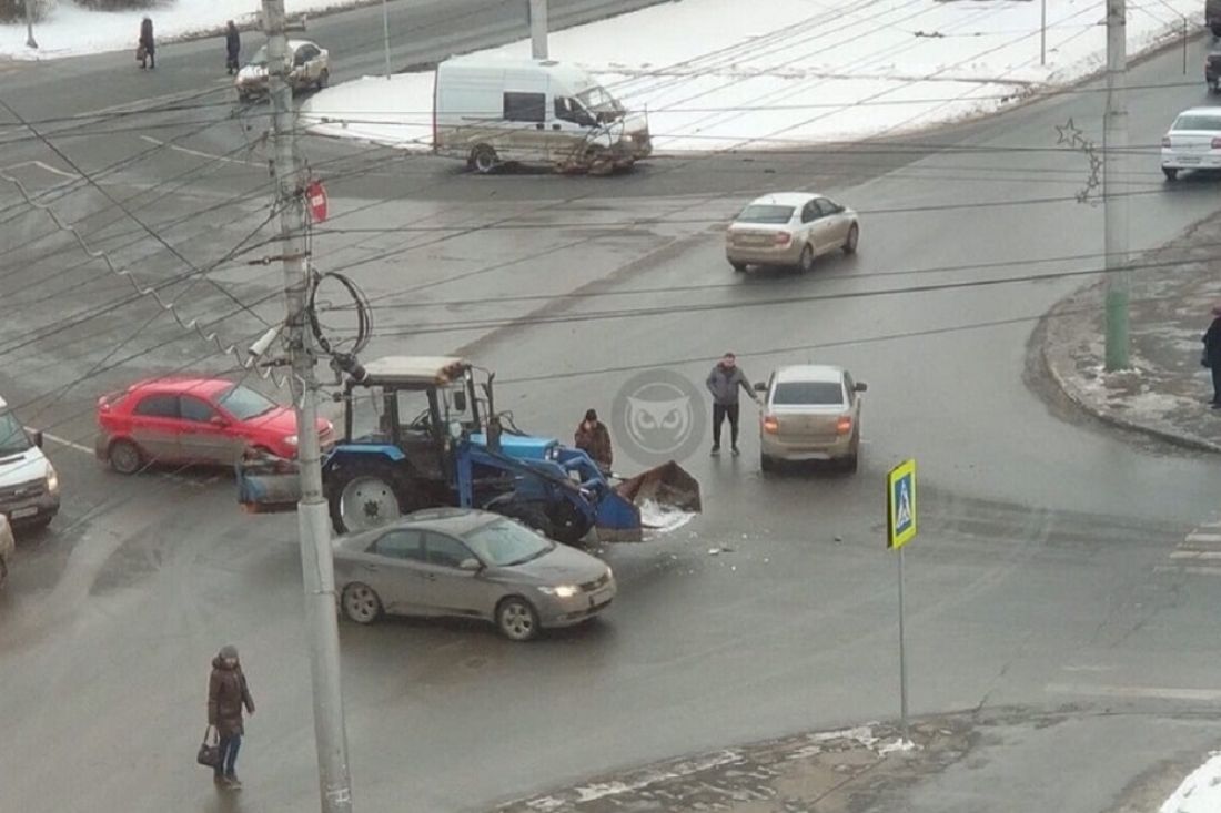 В центре Пензы трактор протаранил легковушку