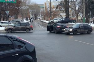 На перекрестке на Южной поляне в Пензе две легковушки угодили в ДТП