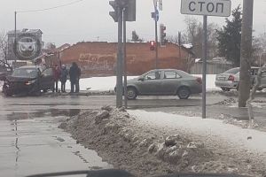 В Пензе на улице Долгова жестко столкнулись две легковушки