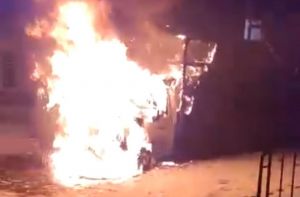 В Пензенской области мужчина в трусах наблюдал, как горит его «Газель». Видео