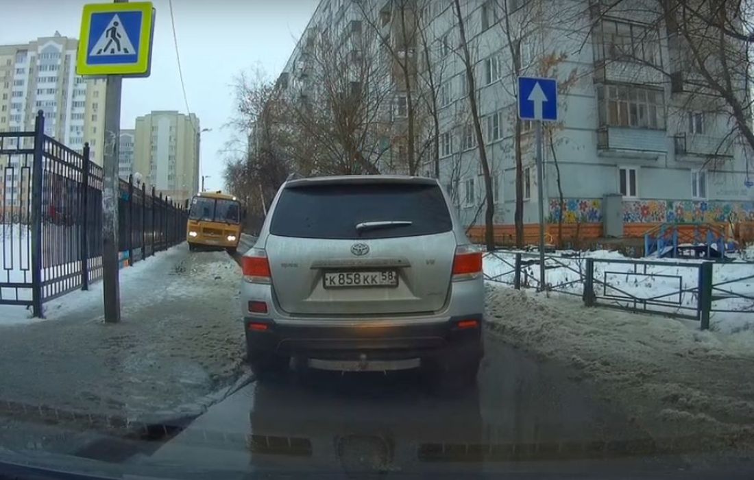 В Пензе водитель-автохам заблокировал улицу с односторонним движением. Видео