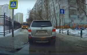 В Пензе водитель-автохам заблокировал улицу с односторонним движением. Видео