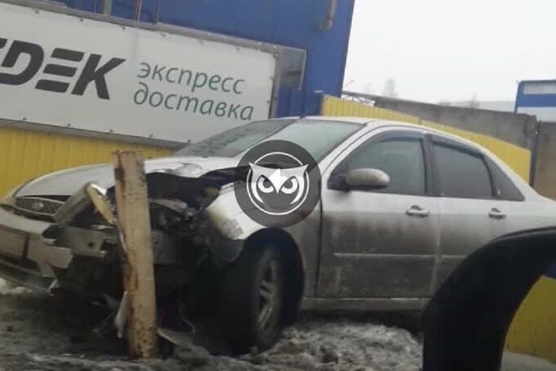 В Терновке иномарка жестко влетела в столб. Фото