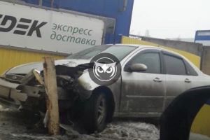В Терновке иномарка жестко влетела в столб. Фото