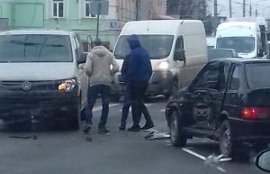 В центре Пензы легковой машине в ДТП помяло бок
