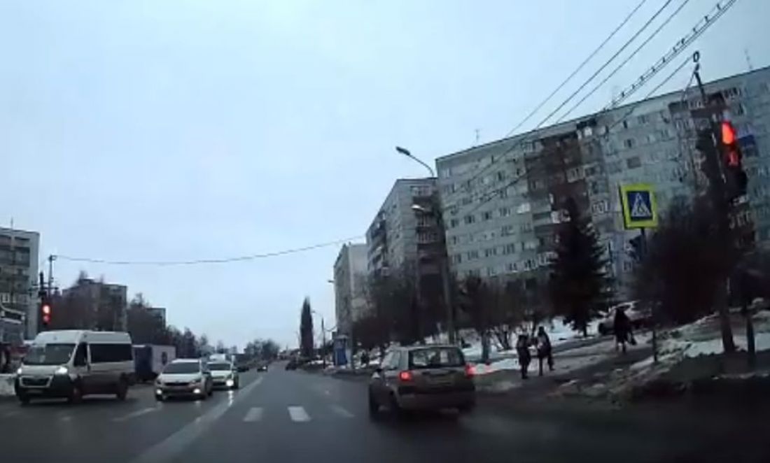 В Пензе беспечный водитель «ищет» на дороге уголовную статью. Видео