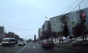 В Пензе беспечный водитель «ищет» на дороге уголовную статью. Видео
