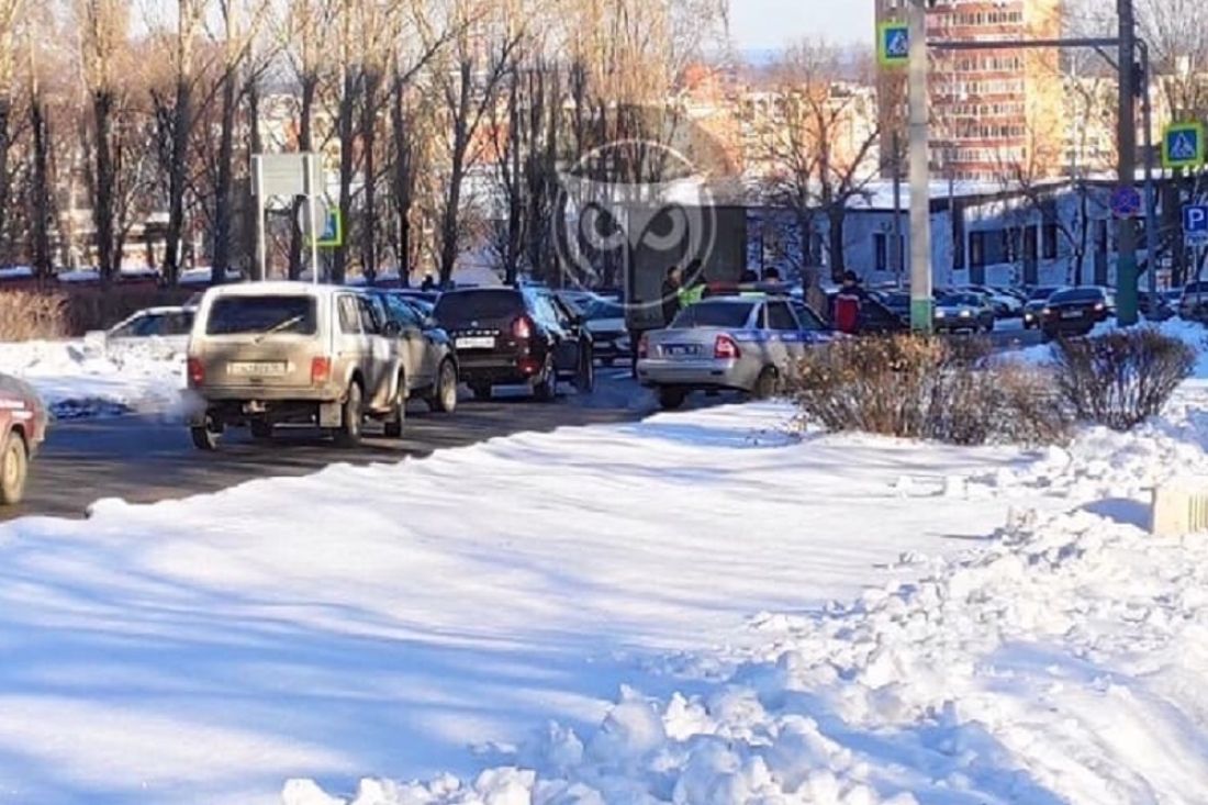 Сотрудники ГИБДД прибыли к месту аварии на улице Захарова в Пензе