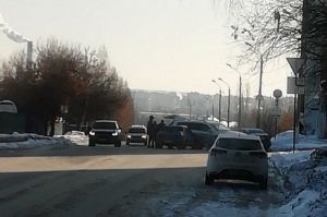 «ВАЗ» и внедорожник столкнулись в Пензе и перекрыли дорогу
