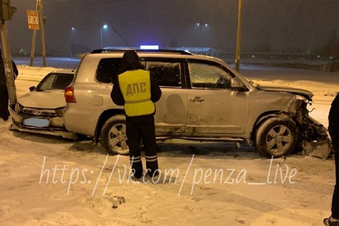 В Пензе внедорожник прижал к столбу отечественную легковушку