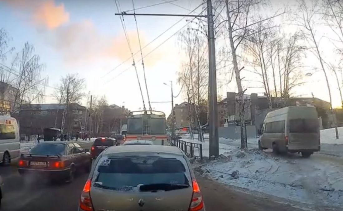 «Слов просто нет». В Пензе водитель маршрутки едет прямо по тротуару. Видео