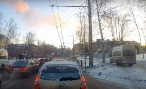 «Слов просто нет». В Пензе водитель маршрутки едет прямо по тротуару. Видео