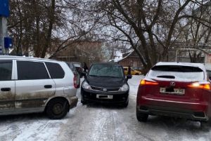 В пензенском дворе женщина перекрыла выезд другим автомобилистам и ушла