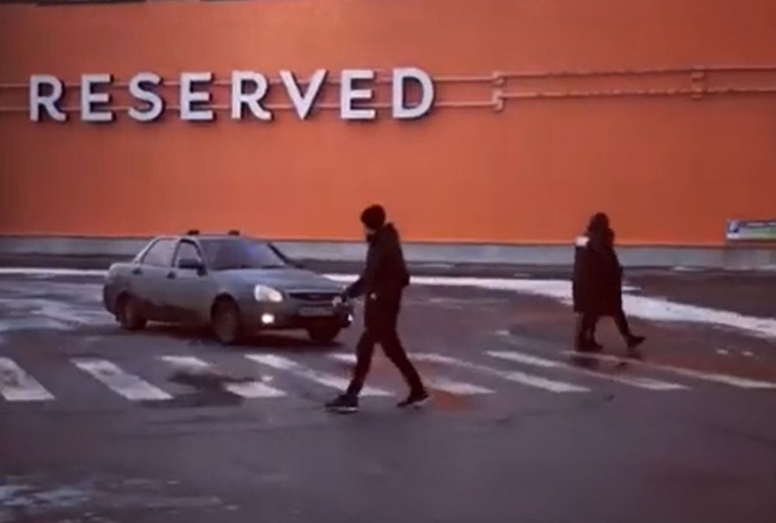 В Пензе водитель имитировал наезд на пешеходов на парковке. Видео