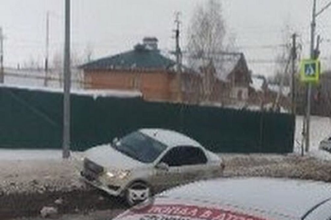 Легковушку вынесло на обочину на Окружной улице в Пензе