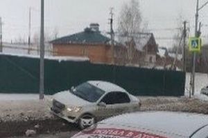 Легковушку вынесло на обочину на Окружной улице в Пензе