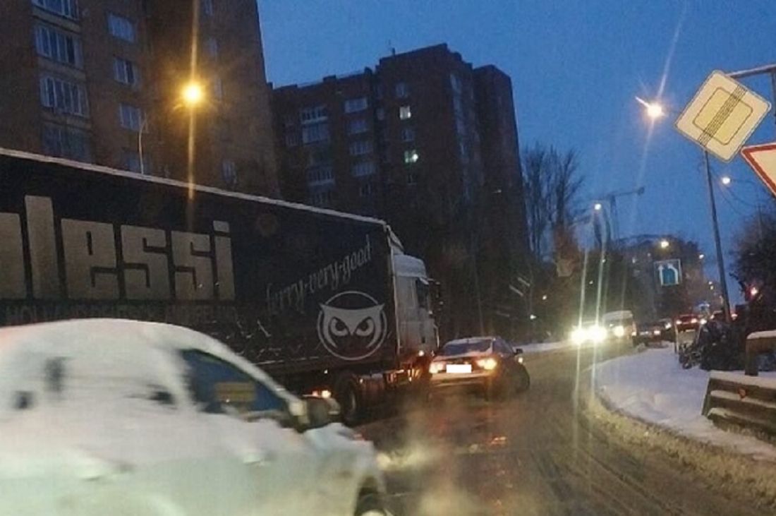 В центре Пензы фура врезалась в легковой автомобиль