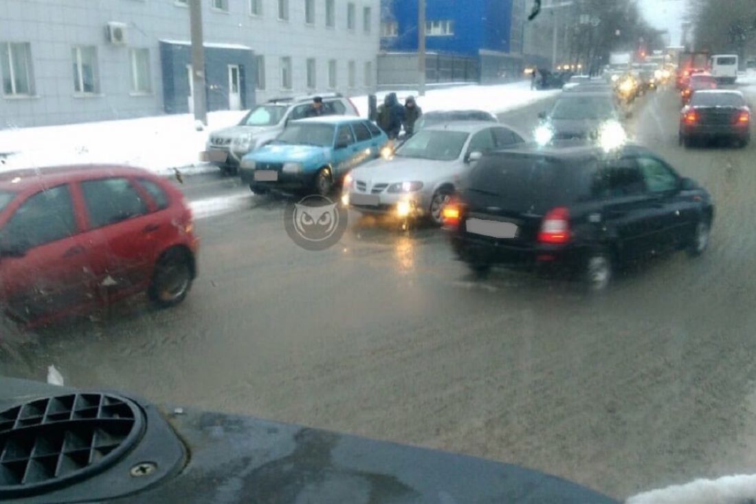 Утренняя тройная авария в Пензе затруднила движение транспорта