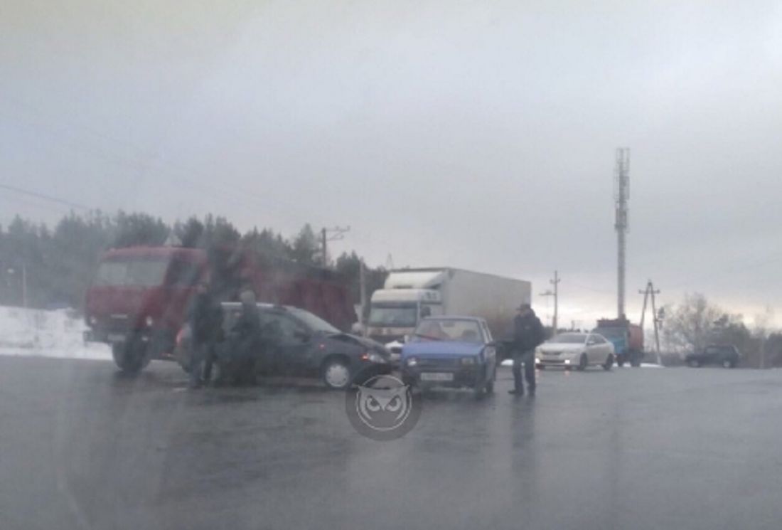 На Ахунском переезде в Пензе иномарка врезалась в «Оку»