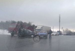 На Ахунском переезде в Пензе иномарка врезалась в «Оку»
