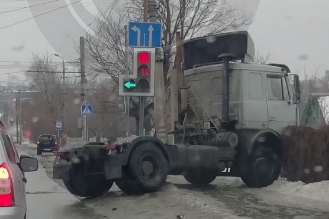 На улице Аустрина в Пензе «КамАЗ» вылетел с дороги