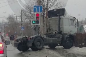 На улице Аустрина в Пензе «КамАЗ» вылетел с дороги