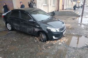 В Пензе автомобиль «засосало» в асфальт