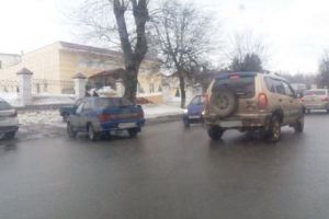 В Пензе «ВАЗ» выкатился на проезжую часть и перегородил дорогу