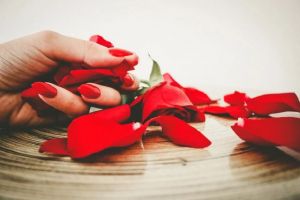 Идеи романтического маникюра на День влюбленных