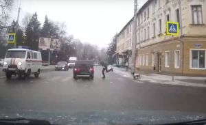 В Пензе неадекватный пешеход бросился под колеса автомобиля. Видео