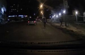В Пензе подросток выпрыгнул на дорогу перед машиной. Видео